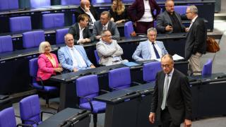 Merz crosses the Bundestag under the watchful eye of the AfD caucus.