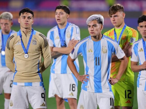 Argentina's players reacts after losing the 2025 FIFA U-20 World Cup final football match between Argentina and Morocco at the National Stadium in Santiago on October 19, 2025. (Photo by Javier TORRES / AFP)