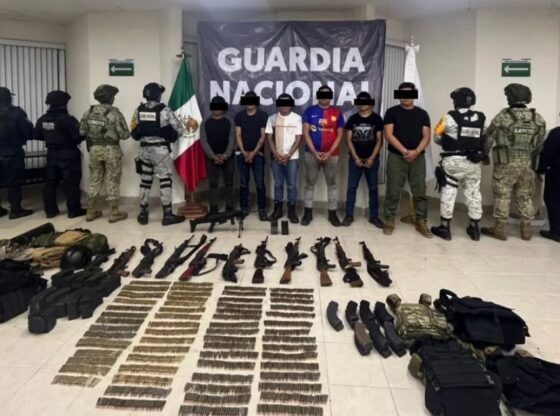 Autoridades detuvieron en Chiapas a 6 presuntos integrantes del Cártel de Sinaloa, a quienes les aseguraron armas, miles de cartuchos útiles y equipo táctico.