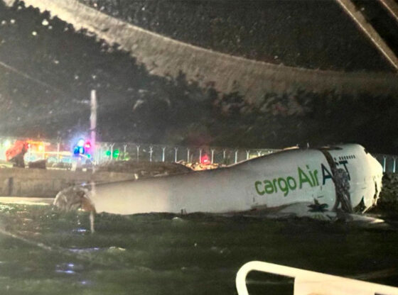 Un avión de carga cayó al mar en Hong Kong tras derrapar en la pista de aterrizaje.