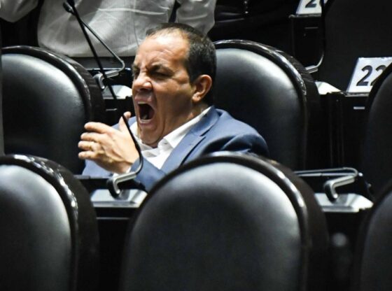Cuauhtémoc Blanco fue sorprendido practicando pádel mientras tenía lugar una sesión semipresencial de la Comisión de Presupuesto de la Cámara de Diputados.
