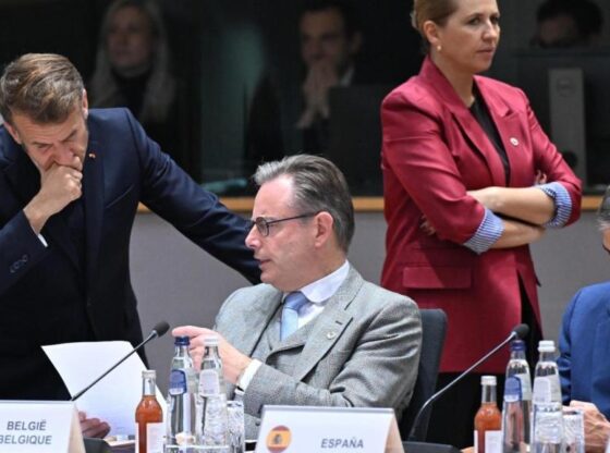 The Belgian Bart de Wever talks with the Frenchman Emmanuel Macron with Pedro Sánchez at his side and the Danish Mette Frederiksen in the background during the European Council this Thursday in Brussels