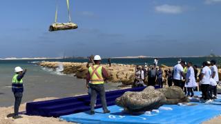 Moment of rescue of one of the submerged pieces. Photo: Pablo de Aguinaco / EFE