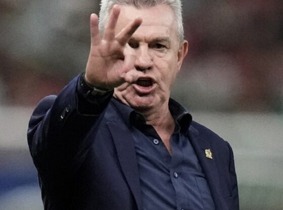 Javier Aguirre, coach of the Mexican team, gives instructions in the friendly duel against Ecuador, last Tuesday. The young Mateo Chávez sweeps to steal the ball from Joel Leandro Ordoñez, in the 1-1 draw between Mexicans and Ecuadorians, at the Akron Stadium