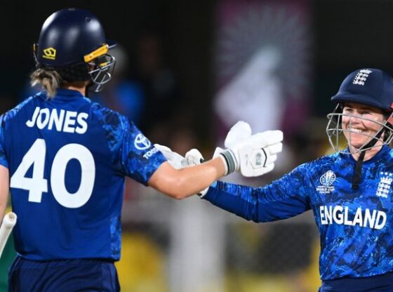 Amy Jones and Tammy Beaumont steered England to victory over South Africa in 14.1 overs