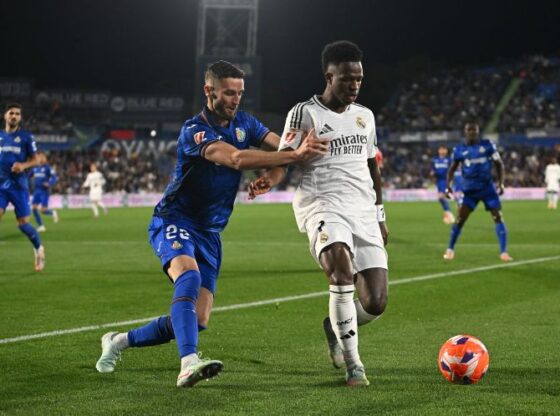 GETAFE, SPAIN - APRIL 23: Vinicius Junior of Real Madrid is challenged by Domingos Duarte of Getafe CF during the LaLiga match between Getafe CF and Real Madrid CF at Coliseum Alfonso Perez on April 23, 2025 in Getafe, Spain. (Photo by Denis Doyle/Getty Images)