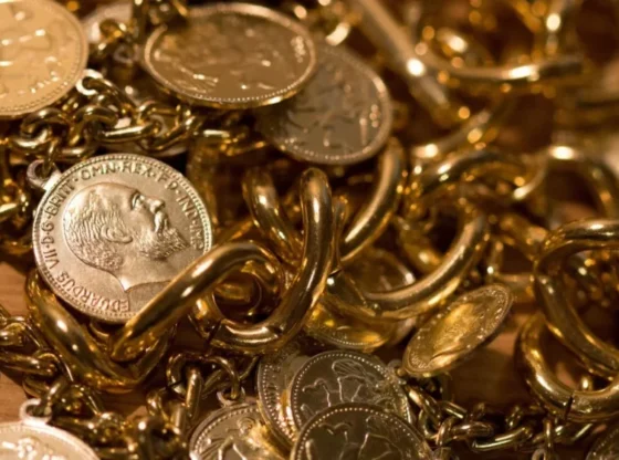 Used in jewelry, industry or as a reserve, gold represents a 'safe haven' par excellence because it retains its intrinsic value.