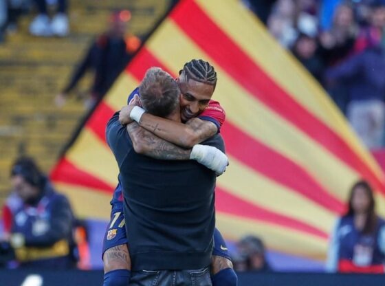 Flick celebrated the victory with Raphinha