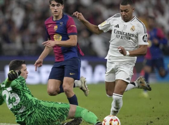 Szczesny was sent off for this knockdown of Mbappé in the Spanish Super Cup classic