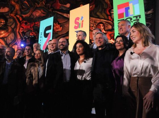 Members of civil organizations take a photo after announcing the Unid@s platform.