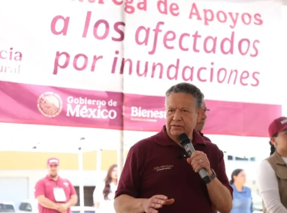 Julio Menchaca Salazar accompanied the first delivery of economic support that began in the municipalities of Metztitlán and Zimapán in Hidalgo.