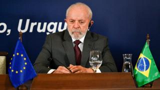 Lula da Silva on December 6 in his last image before undergoing surgery.