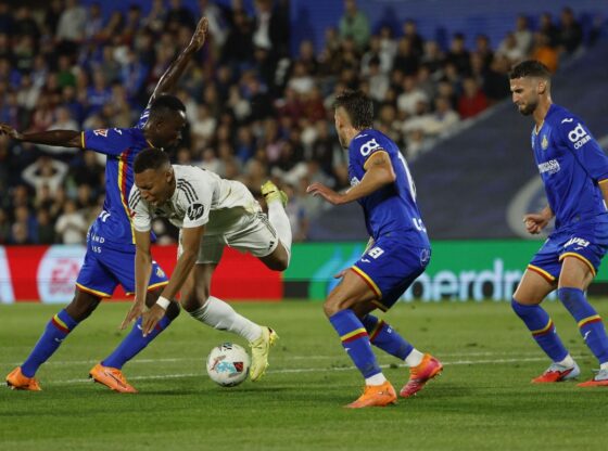 Mbappé, surrounded by Getafe defenders.