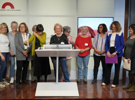 Mariona Roca and Maria Forns, with other women retaliated by the Women's Protection Board, in Parliament.