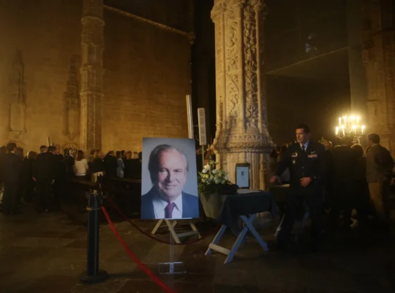 The wake of Francisco Pinto Balsemão, at the Jerónimos Monastery in Belém, Lisbon, brought together family, friends and various public figures to pay a final tribute to the former prime minister and founder of SIC and Expresso