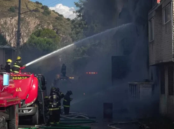 For more than 7 hours, firefighters from Edomex and CDMX worked to put out the fire in a factory in Ecatepec.