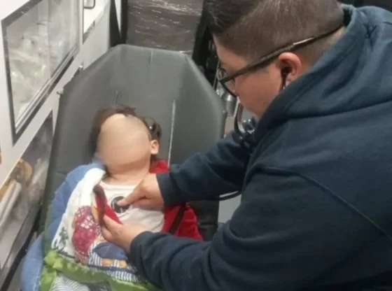 Baby Emily, at least 2 years old, was abandoned during the early hours of this Thursday, October 23, and a neighbor found her in Teoloyucan.