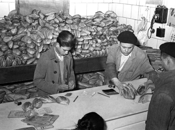 Dispatch of bread with ration cards, in Madrid in 1940.