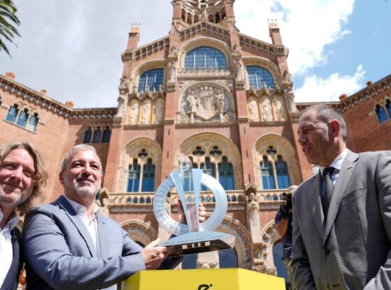 David Escudé, Jaume Collboni and Berni Álvarez, with the Tour de France trophy