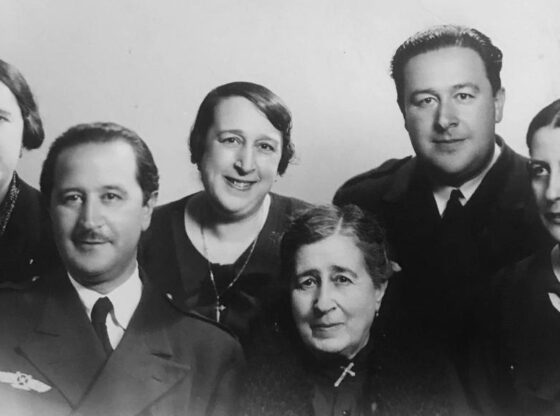 Ricardo de la Puente with his mother, Carmen Bahamonde, Franco's sister, and with his siblings Enrique, Pilita, Carmina and Paulina.