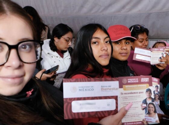 El programa Jóvenes Construyendo el Futuro tienen acceso al seguro médico del IMSS.